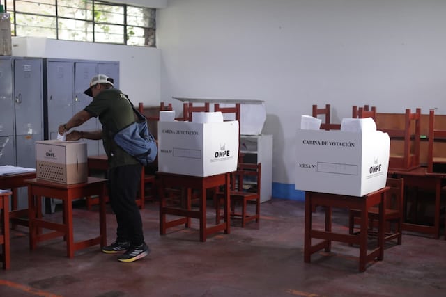 Se apertura las mesas de sufragio en el colegio San Luis Gonzaga de SJM, personas aún tienen quejas por el trabajo del personal de ONPE (Fotos: Julio Reaño/@photo.gec)
