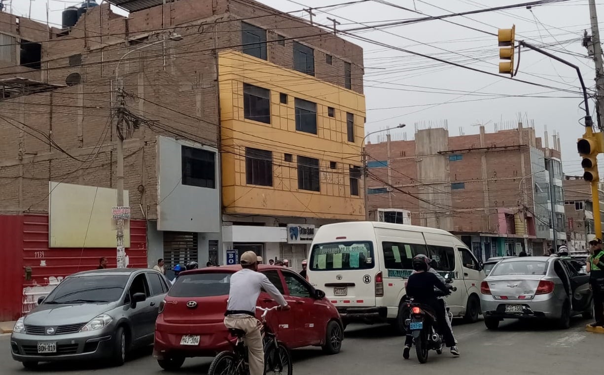 Caos vehicular perjudica a peatones y transportistas.