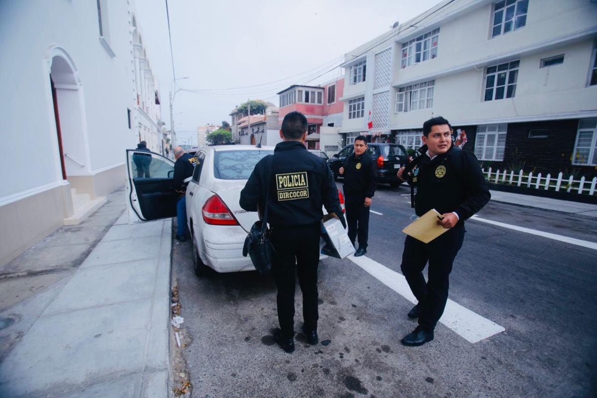 Agentes de Dircocor allanan vivienda del actual gobernador regional Ciro Castillo ubicado en La Punta. Fotos:@photo.gec
