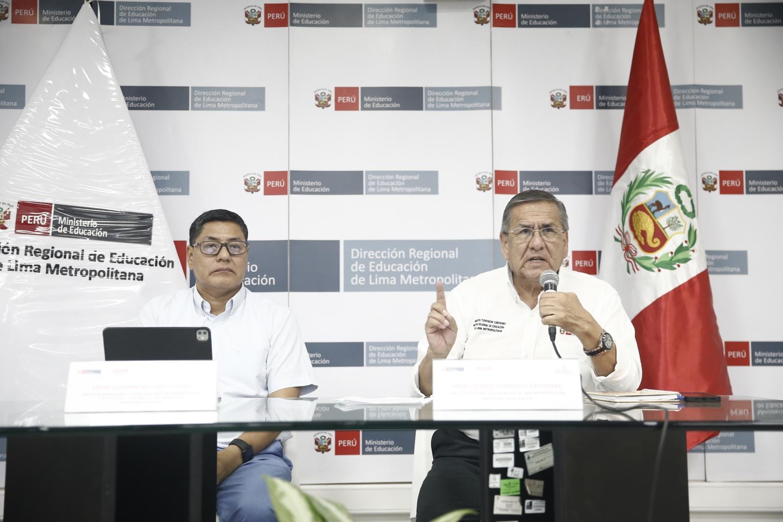 César Munayco, director del Centro Nacional de Epidemiología, y Marcos Tupayachi, Director Regional de Educación de Lima Metropolitana, brindando declaraciones frente a casos de virus de manos, pies y boca el 05 de mayo. (Foto: César Campos / GEC.)