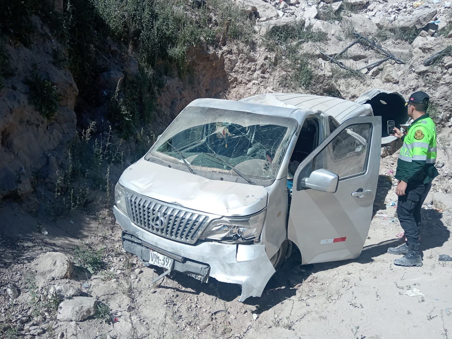 Chofer resulta herido tras caer con su vehículo a un barranco en Arequipa