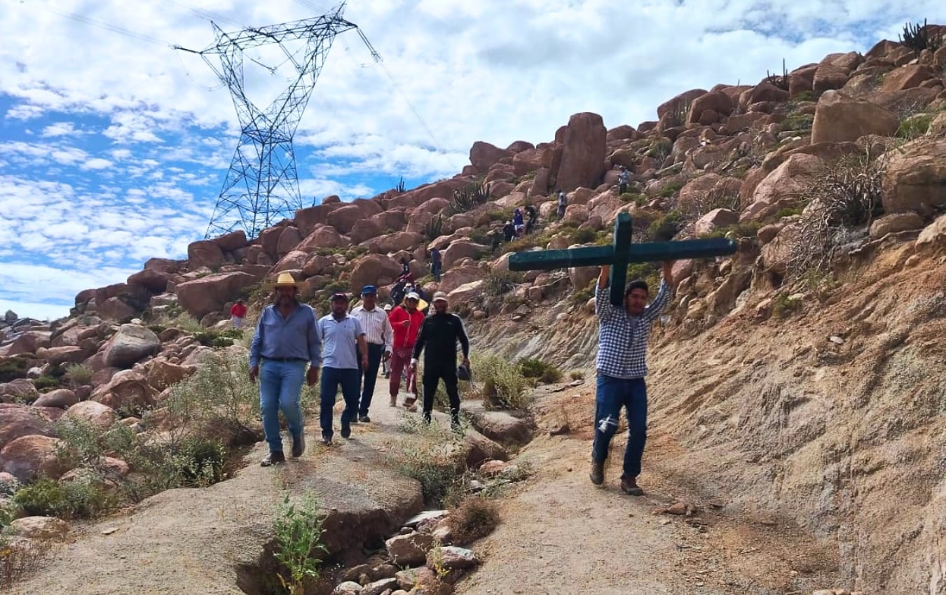 La cruz de Tiabaya bajó del cerro para recibir la bendición de la Mamita de Chapi. Foto: GEC.
