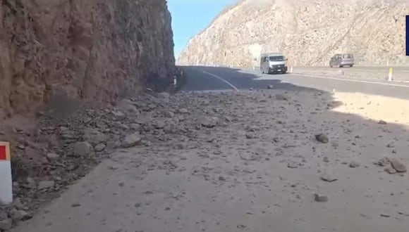 Así quedó la carretera de Mollendo-Matarani por temblor de magnitud 5.7. Trabajadores se encargaron de la limpieza