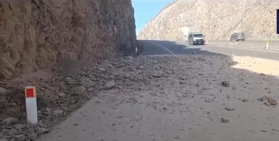 Así quedó la carretera de Mollendo. Trabajadores se encargarán de la limpieza