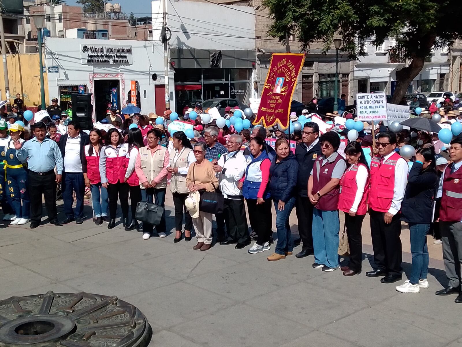 Representantes de las instituciones locales acompañaron a los adultos mayores. (Foto: Difusión)