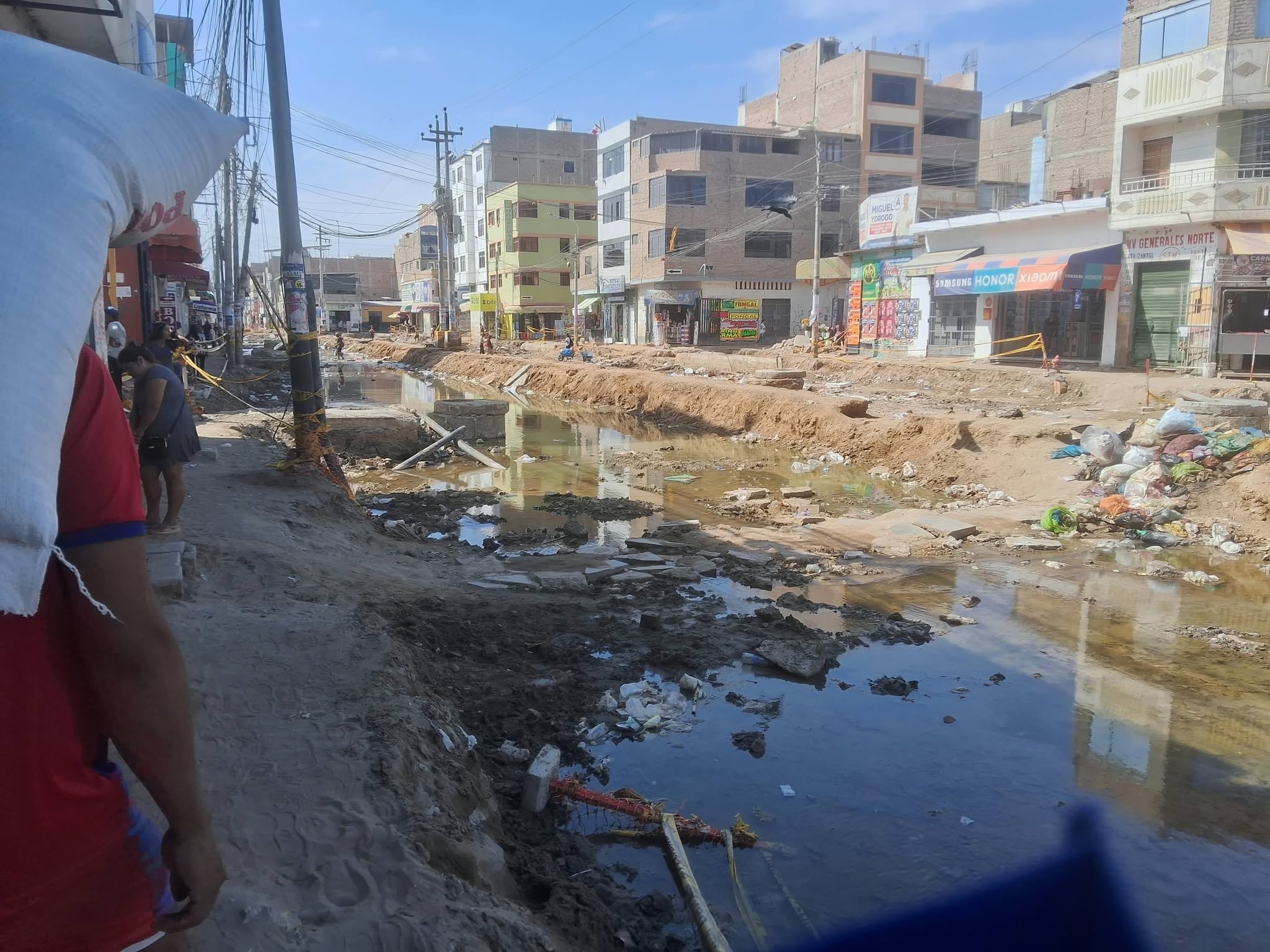Alcantarillado en Kennedy convierte cuadra 7 en lago urbano: moscas y zancudos toman el control