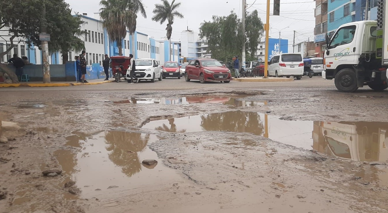 Colapsos de desagües son concurrentes en Chiclayo, como sucedió en la calle Grau en 2025.