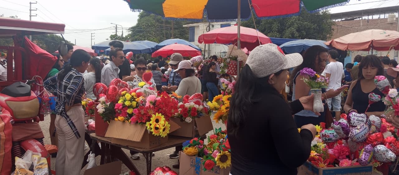 Familias y comerciantes se concentraron en exteriores de El Carmen.