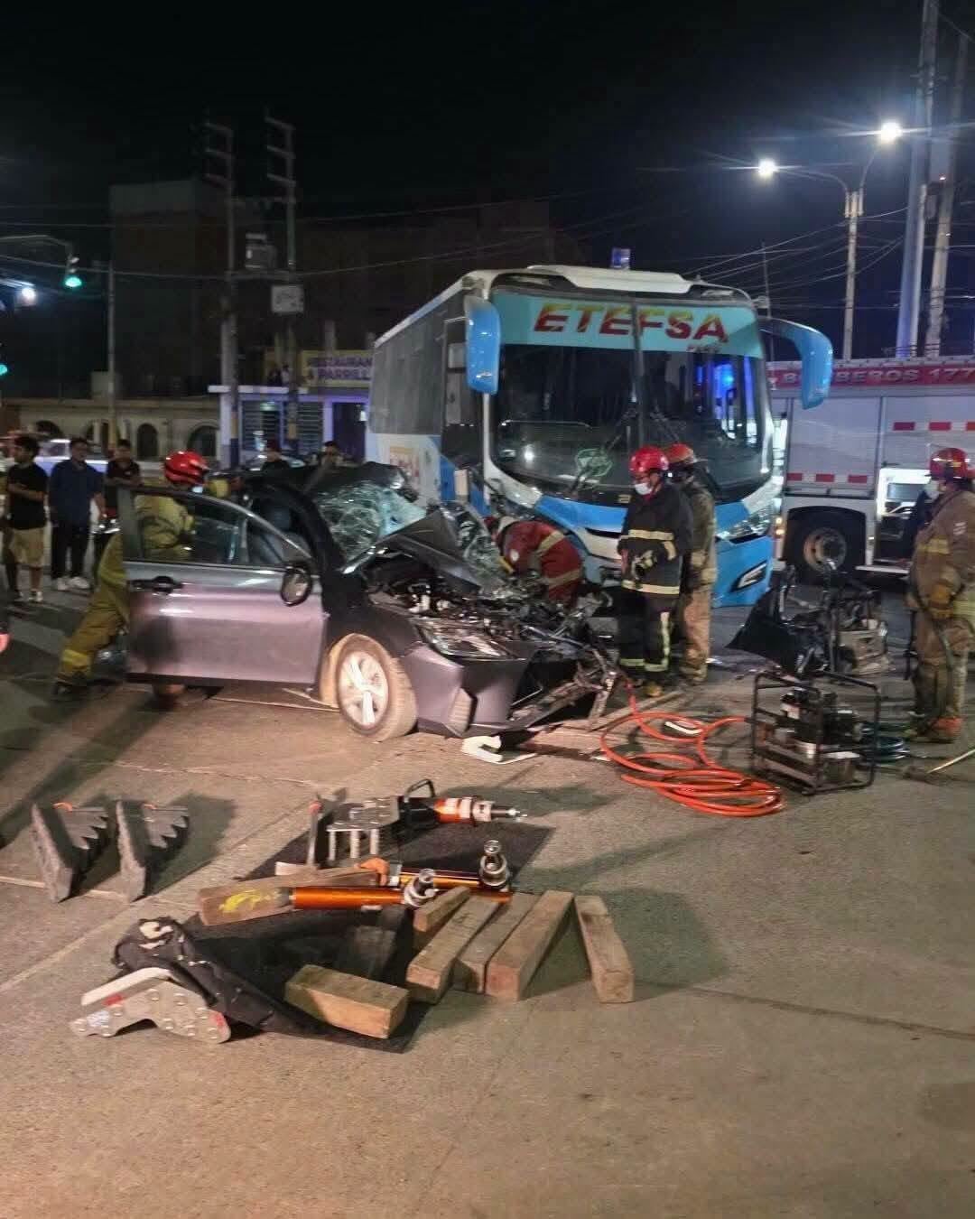 El fatal accidente ocurrió en la intersección de las avenidas Miraflores y Villarreal. Se presume que la excesiva velocidad fue la causa de la colisión.