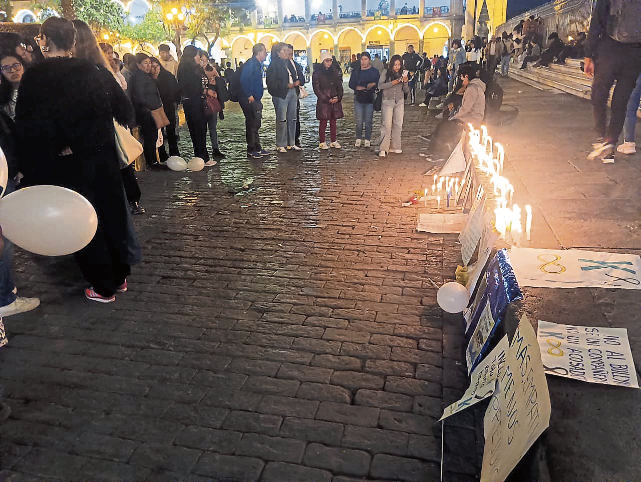 Compañeros de Kevin participaron en vigilia hace unos días. (Foto: Difusión)