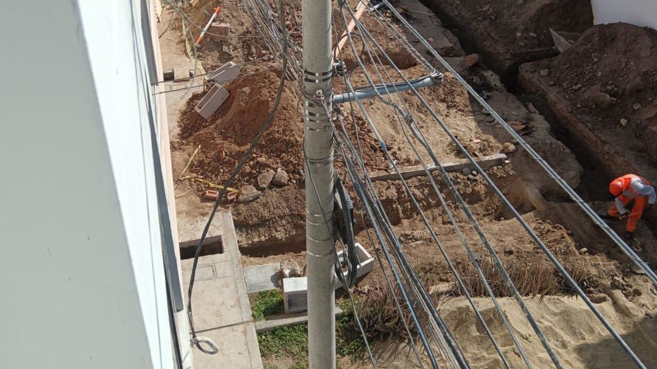 Vecinos aseguran que pareciera que la empresa Sedalib no planifica intervenciones. Lamentan que obreros a cargo de los trabajos sólo dejaron escasos espacios para el tránsito.