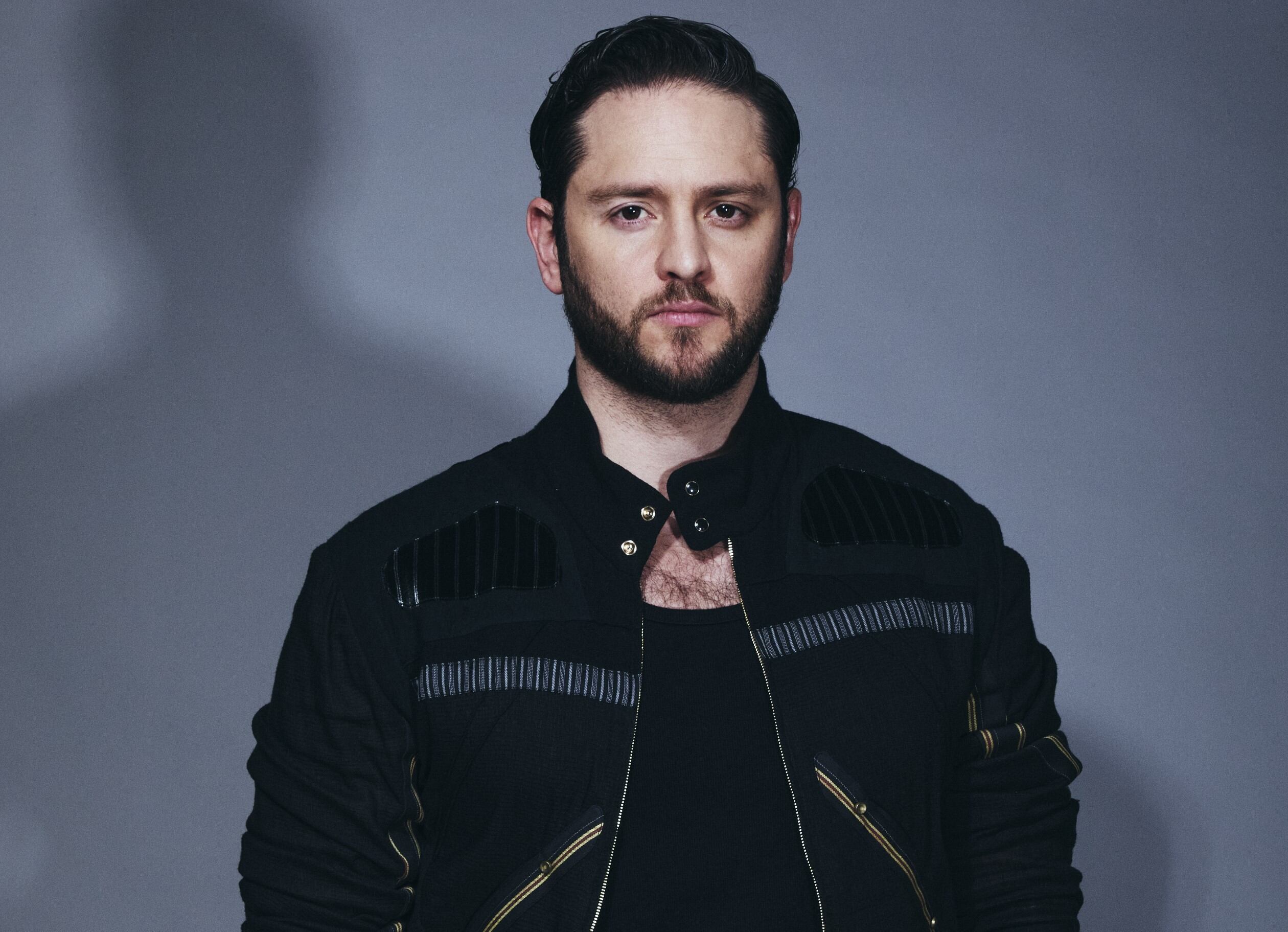 El cantautor lanza sus temas como solista titulados "Pase lo que pase" y "Los hombres lloran".