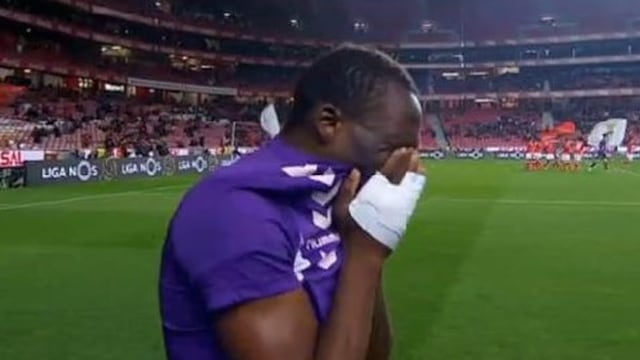 ​Liga de Portugal: Luis Advíncula rompe en llanto tras ser expulsado (VIDEO)