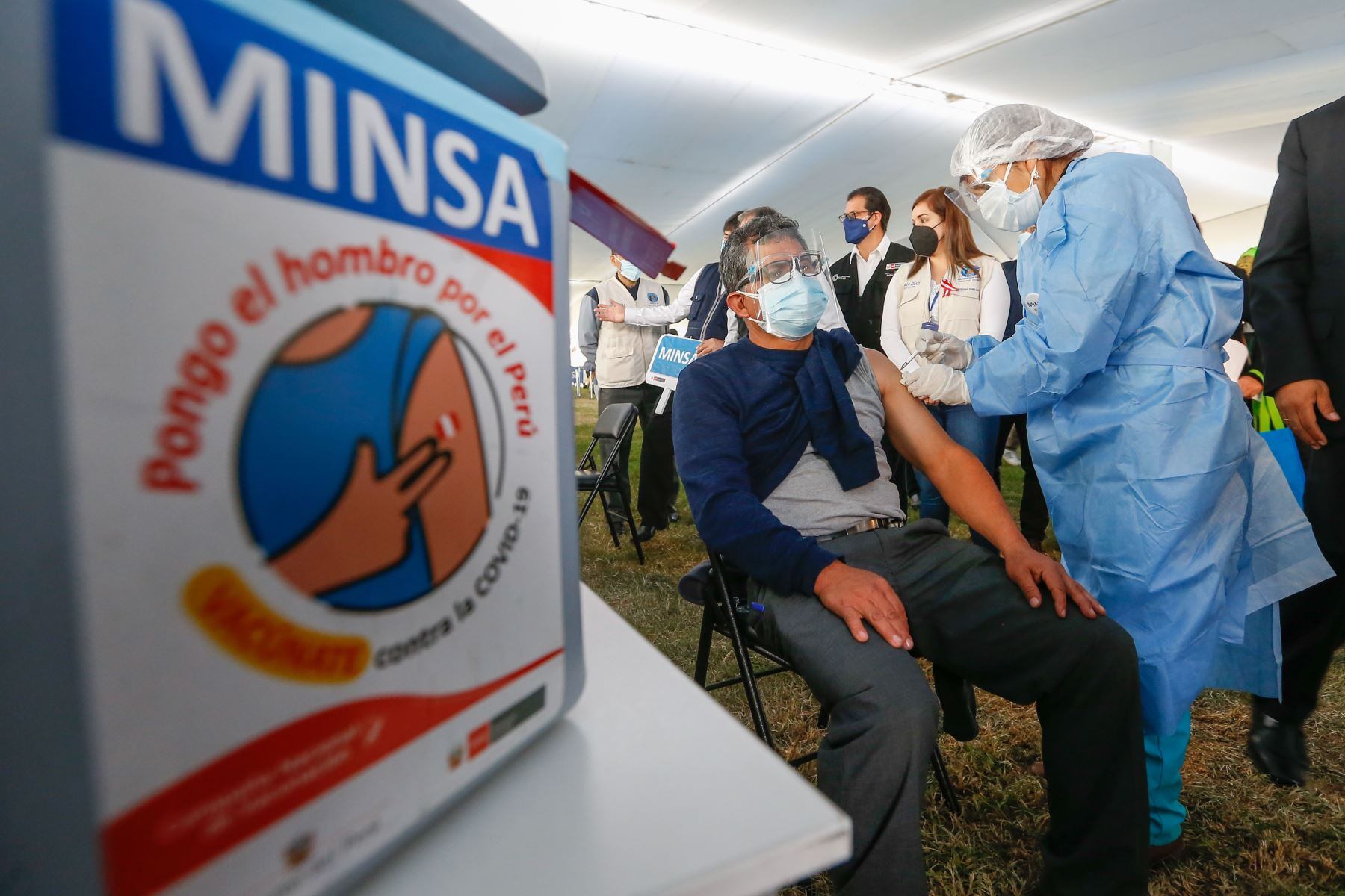 COVID-19: Vacunatorios lucen vacíos ante posible llegada de nueva variante.