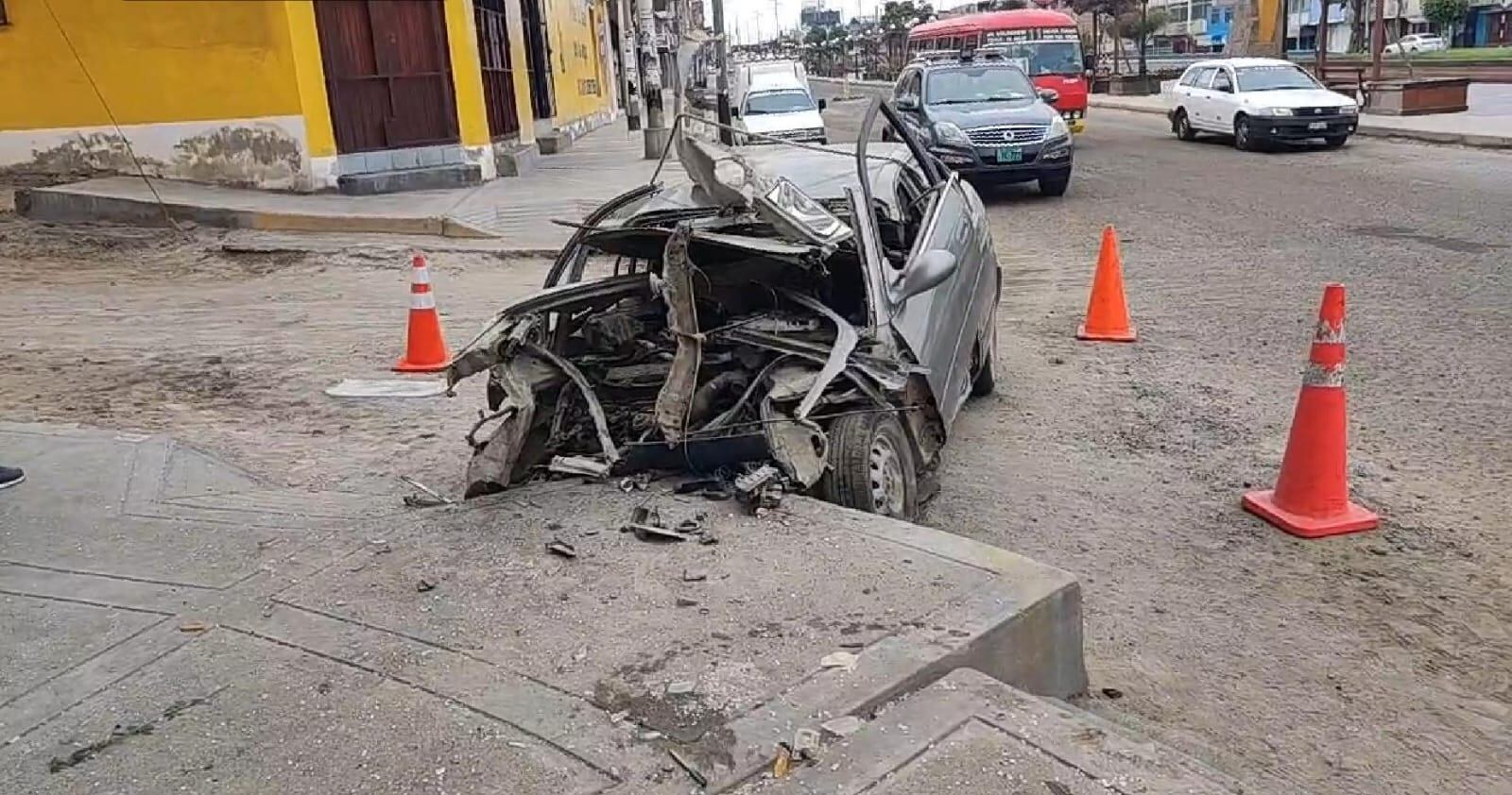 La huida terminó cuando los ladrones se estrellaron en una vereda en la avenida Jorge Basadre. (Foto: Difusión)