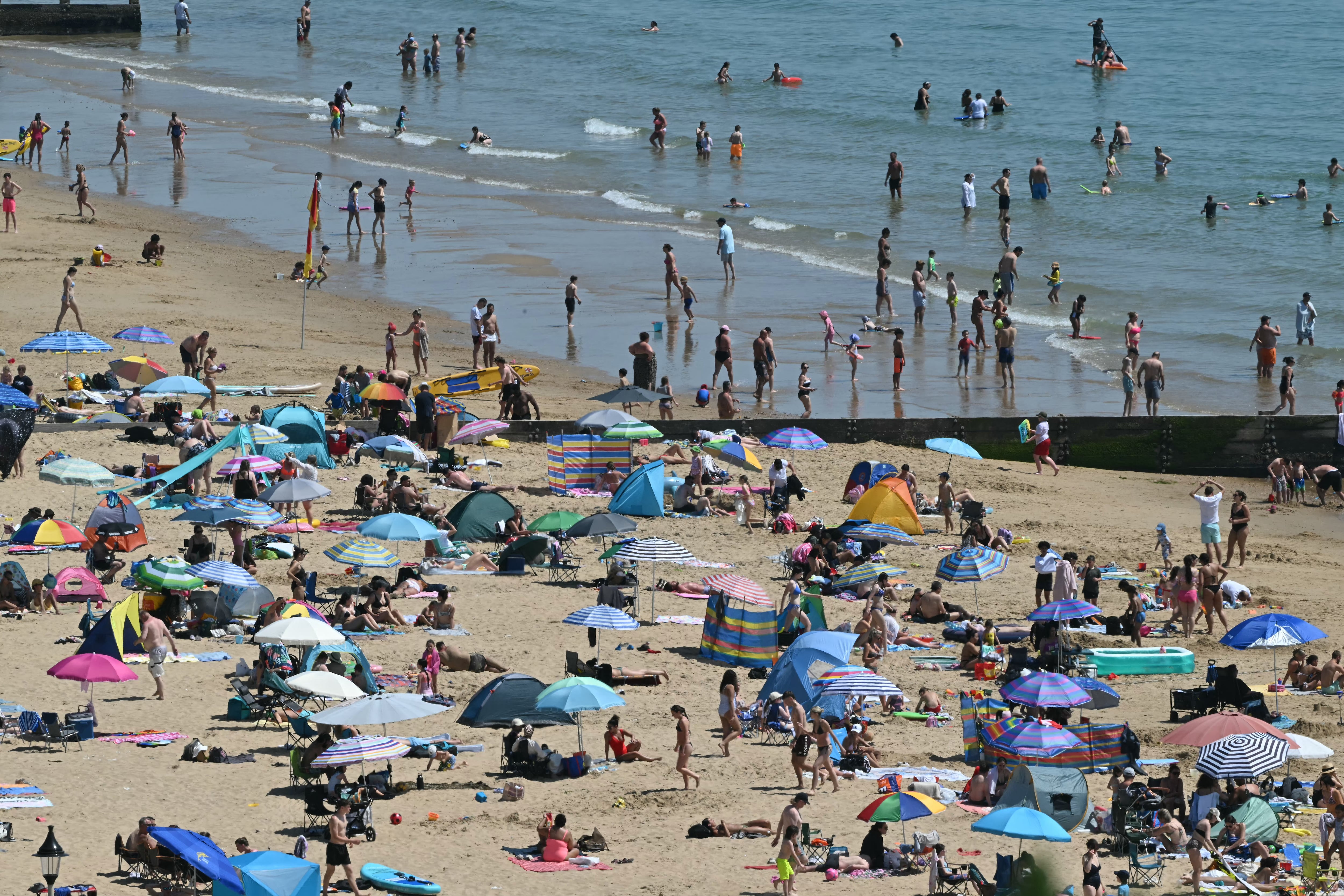 Francia, Reino Unido, España e Irlanda reportan máximas históricas y alertas por calor extremo en medio de una “cúpula de calor” sobre Europa Occidental. (Photo by JUSTIN TALLIS / AFP)