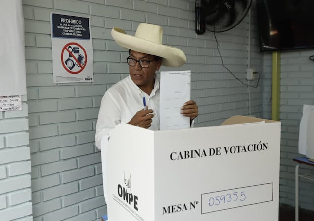 Candidato presidencial Roberto Sánchez votó en San Borja (Fotos: Jesús Saucedo / @photo.gec)
