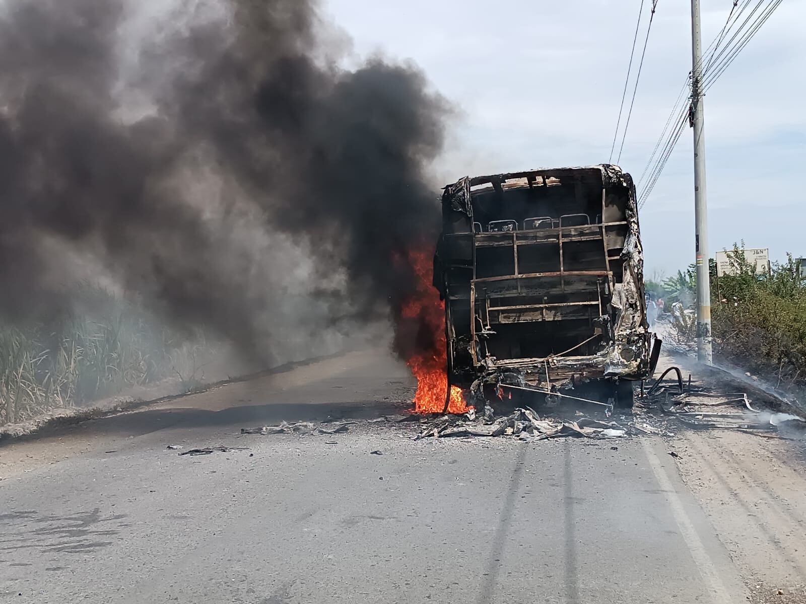 Hampones armados interceptaron vehículo en Paiján. Este es el tercer ataque que sufre la em-presa El Dorado en la última semana.