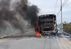 Delincuentes asaltan a pasajeros y queman bus en La Libertad