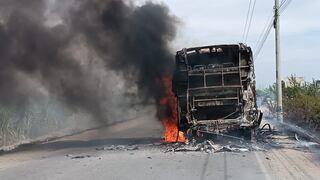 Delincuentes asaltan a pasajeros y queman bus en La Libertad