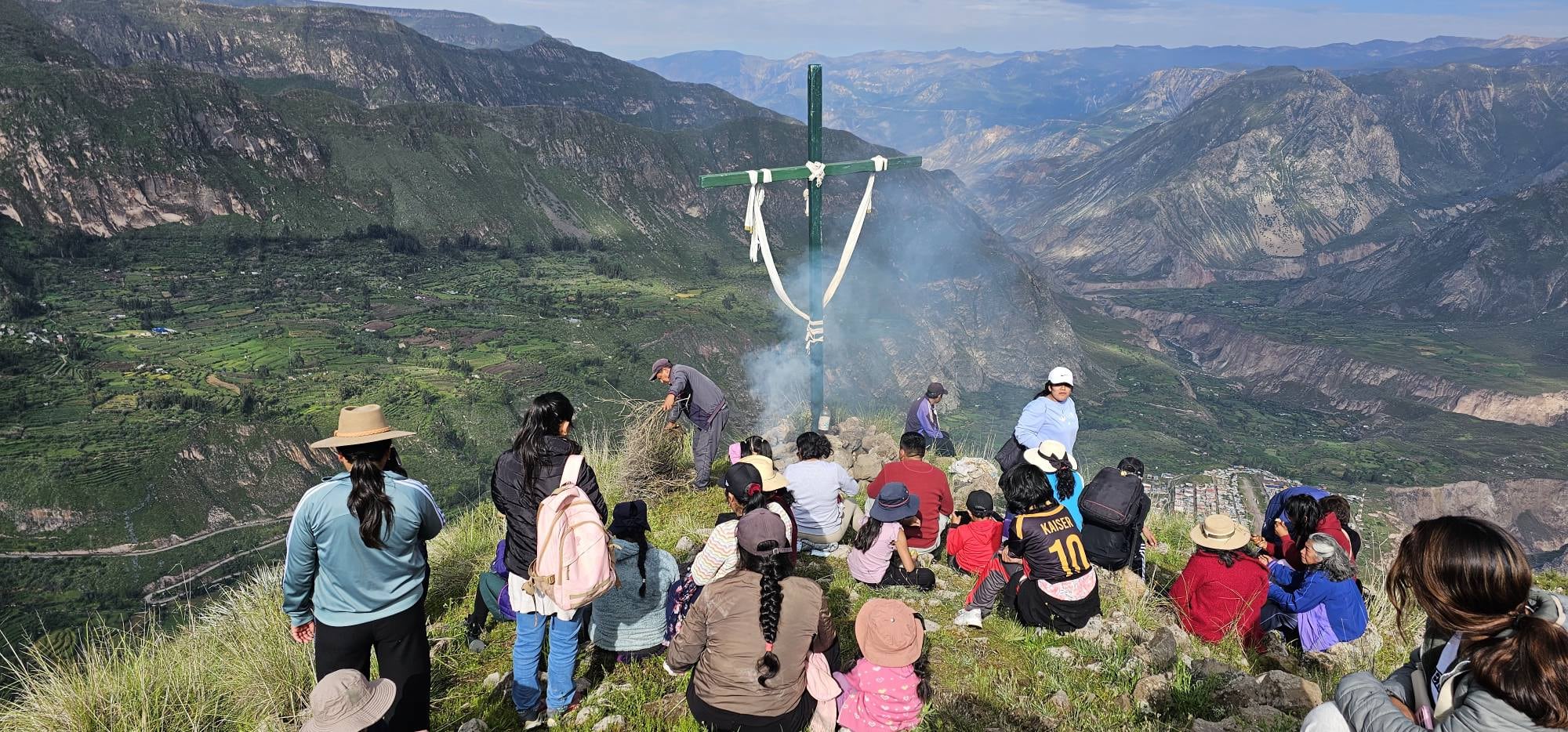 Feligreses también participan en la peregrinación al Apu Huiñau en esta fecha de Semana Santa (Foto: La Voz Pública)