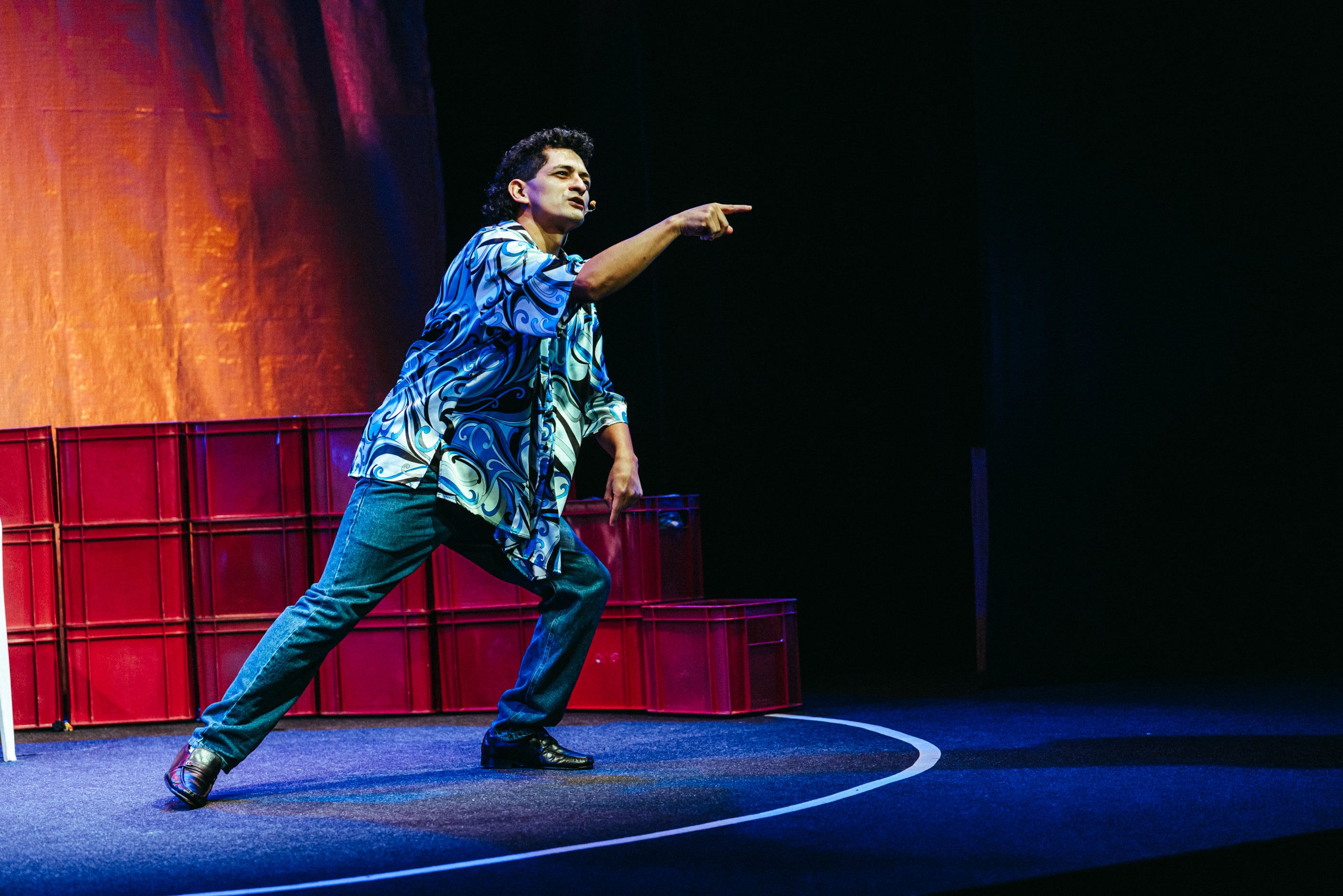 La obra rinde homenaje a los comediantes callejeros de Lima y aborda, con humor y sensibilidad, los vínculos humanos detrás de la risa. Entradas disponibles en Joinnus.