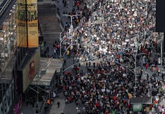 Cubanos y venezolanos que huyeron de “dictaduras” marchan contra “autoritarismo” de Trump