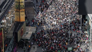 Cubanos y venezolanos que huyeron de “dictaduras” marchan contra “autoritarismo” de Trump