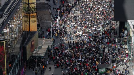 Cubanos y venezolanos que huyeron de “dictaduras” marchan contra “autoritarismo” de Trump