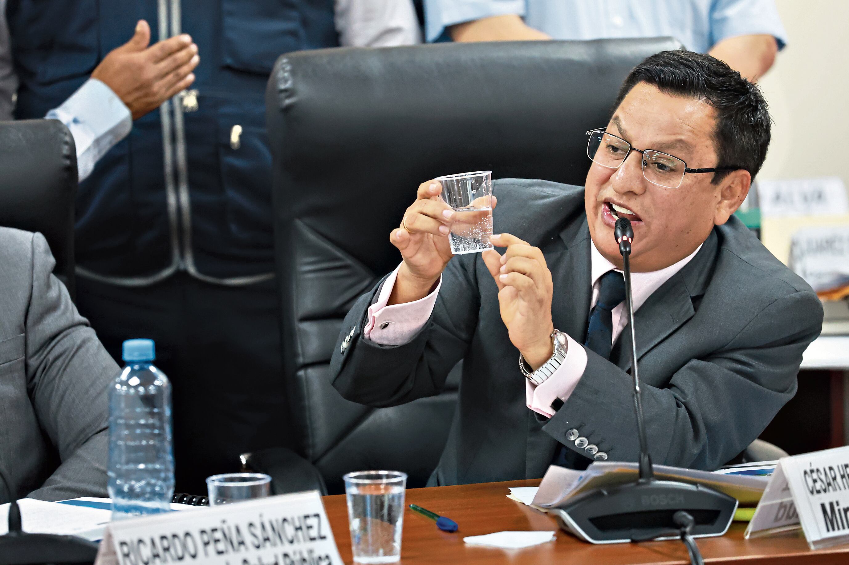 El ministro de Salud, César Vásquez, recordó que se ha enfrentado a poderosas farmacéuticas y dijo que ellas están detrás de campaña para sacarlo del cargo.