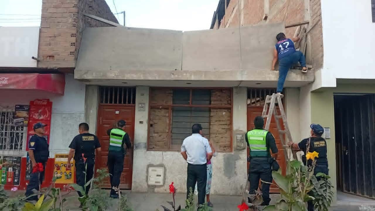 La víctima solo atinó a pedir ayuda a gritos a sus vecinos, quienes avisaron a la Policía. El hombre no quiso abrir la puerta y los agentes tuvieron que entrar por el techo para liberarla.