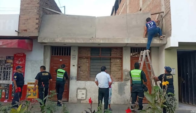 La víctima solo atinó a pedir ayuda a gritos a sus vecinos, quienes avisaron a la Policía. El hombre no quiso abrir la puerta y los agentes tuvieron que entrar por el techo para liberarla.