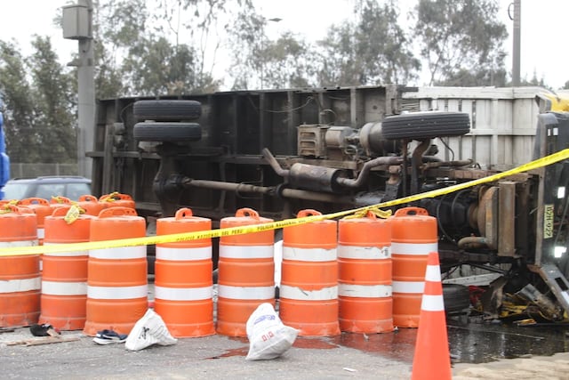 Camión se vuelca en la Vía de Evitamiento y provoca congestión vehicular en San Juan de Lurigancho