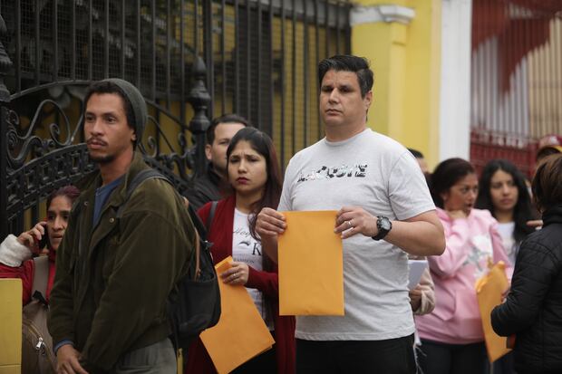 Venezuelan Embassy in Peru indefinitely suspends its services and all consular procedures Venezuelan citizens arrive outside their country's embassy to carry out procedures; however, only people with an appointment to receive passports will be served. (Photos: Britanie Arroyo/GEC)