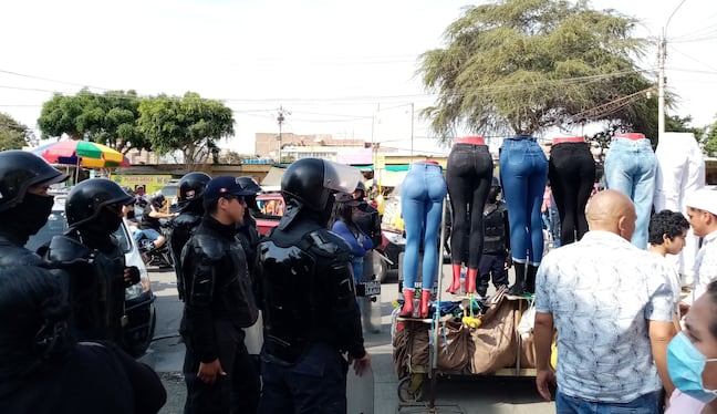 Ambulantes ocupan las principales calles de Chiclayo.