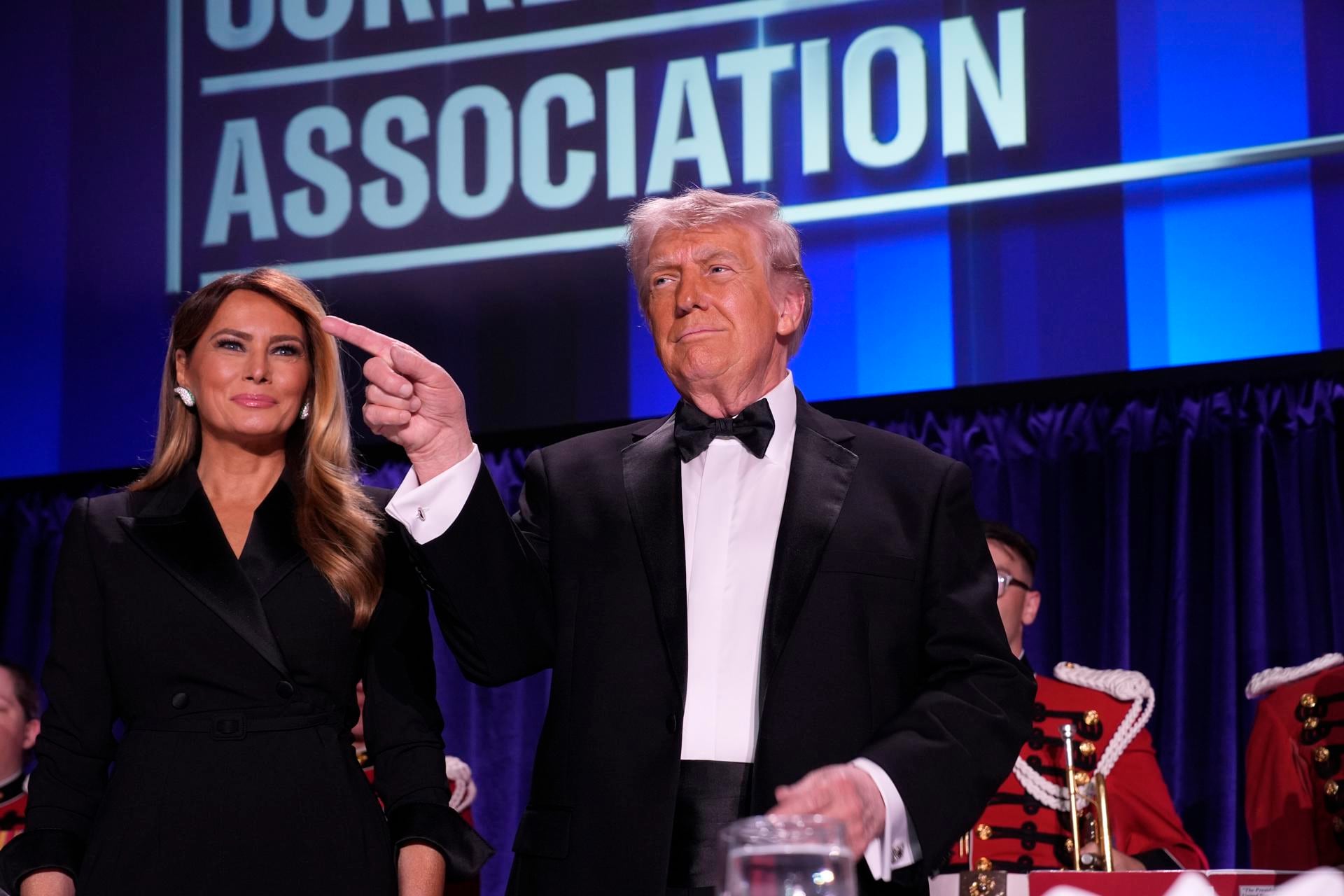 La primera dama Melania Trump y el presidente de Estados Unidos, Donald Trump, participan en la cena de la Asociación de Corresponsales de la Casa Blanca, el 25 de abril de 2026. (EFE/EPA/Yuri Gripas).