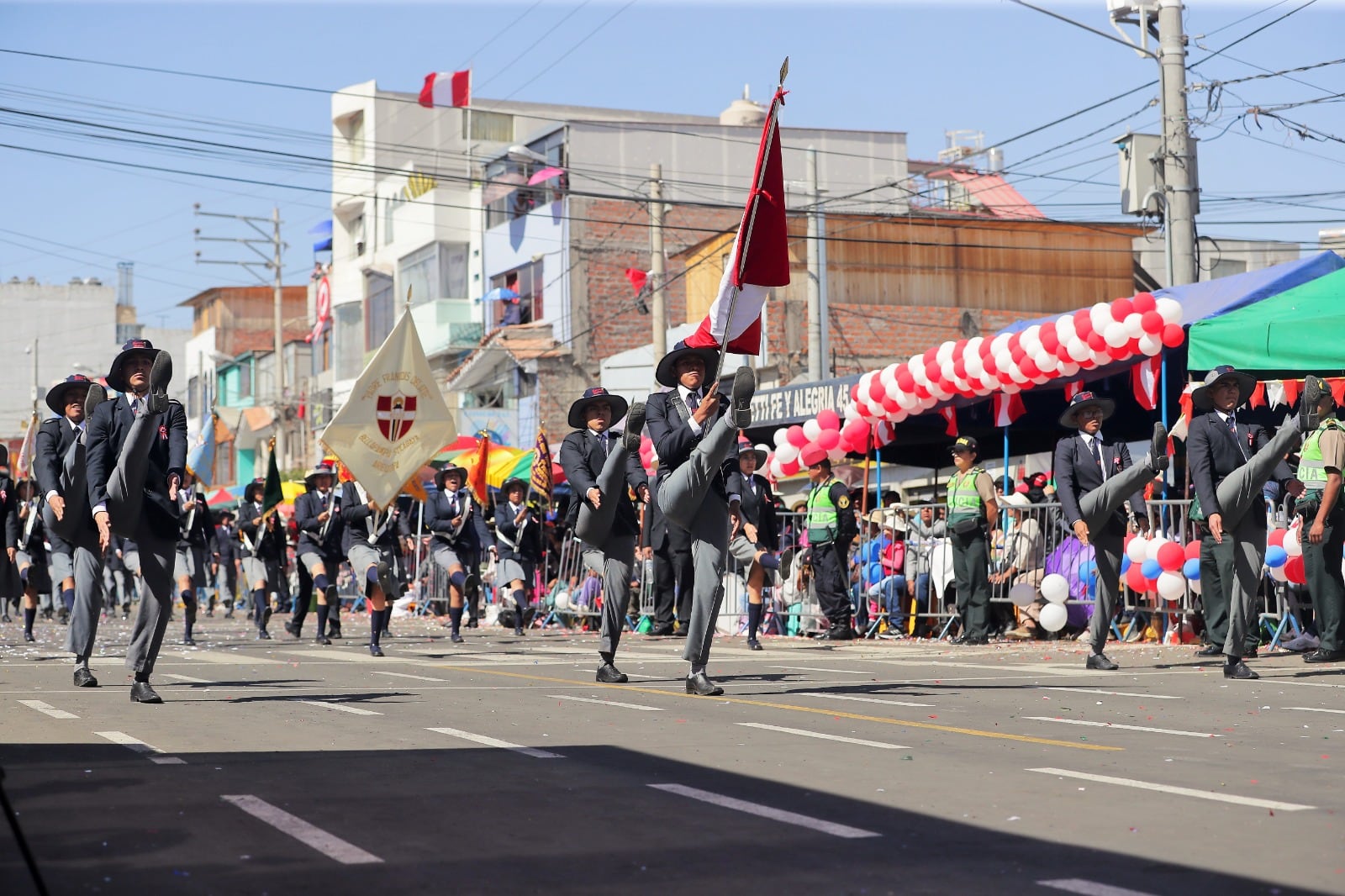 Alumnos marcharon en Desfile Campeón de Campeones. Foto: GEC.