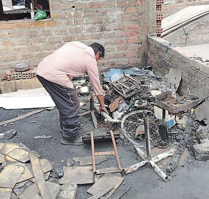 Vivienda de carpintero estaba techada de calamina y funcionaba como almacén en Mariano Melgar. (Foto: Álvaro Figueroa/@photo.gec)