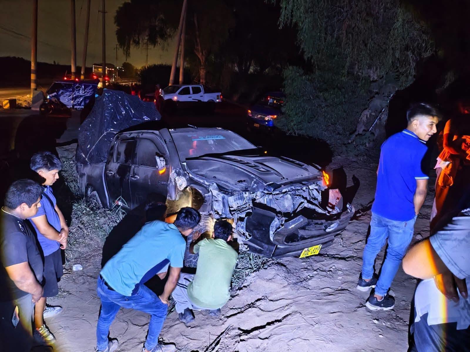 Tras el aparatoso accidente, las dos unidades terminaron despistándose y cayeron al interior de una acequia a un costado de la vía.