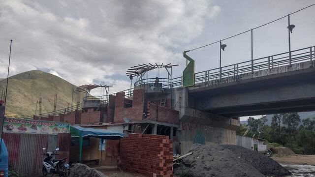 Familia construye su vivienda junto a un puente en localidad Colpa Alta, en Huánuco