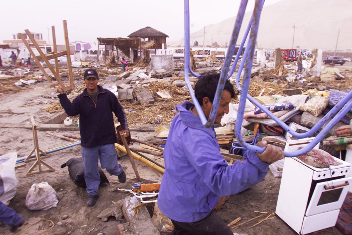 CAMANA, 25 DE JUNIO DEL 2001
TERREMOTO EN AREQUIPA. POBLADORES CAMINAN ENTRE LOS ESCOMBROS DE SUS CASAS EN LA PLAYA LA PUNTA, EN BUSCA DE PERTENENCIAS QUE PUEDAN RECUPERAR, LUEGO DEL MARETAZO QUE SIGUIO AL TERREMOTO QUE AYER SACUDIO EL SUR DEL PAIS.
FOTO: MANUEL GARCIA-MIRO / EL COMERCIO
