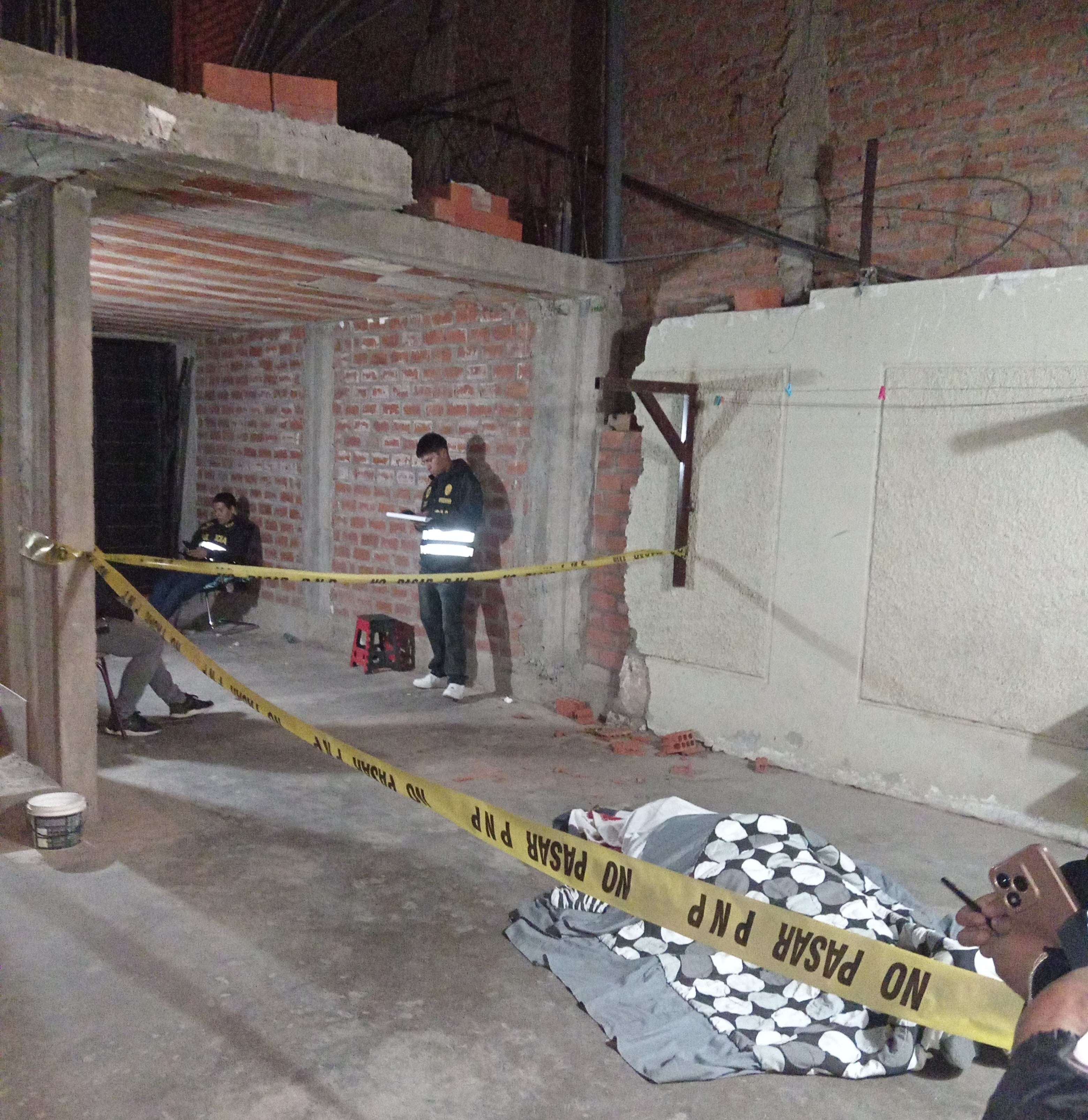 Inquilino cayó del techo y murió en el acto. (Foto: Difusión)