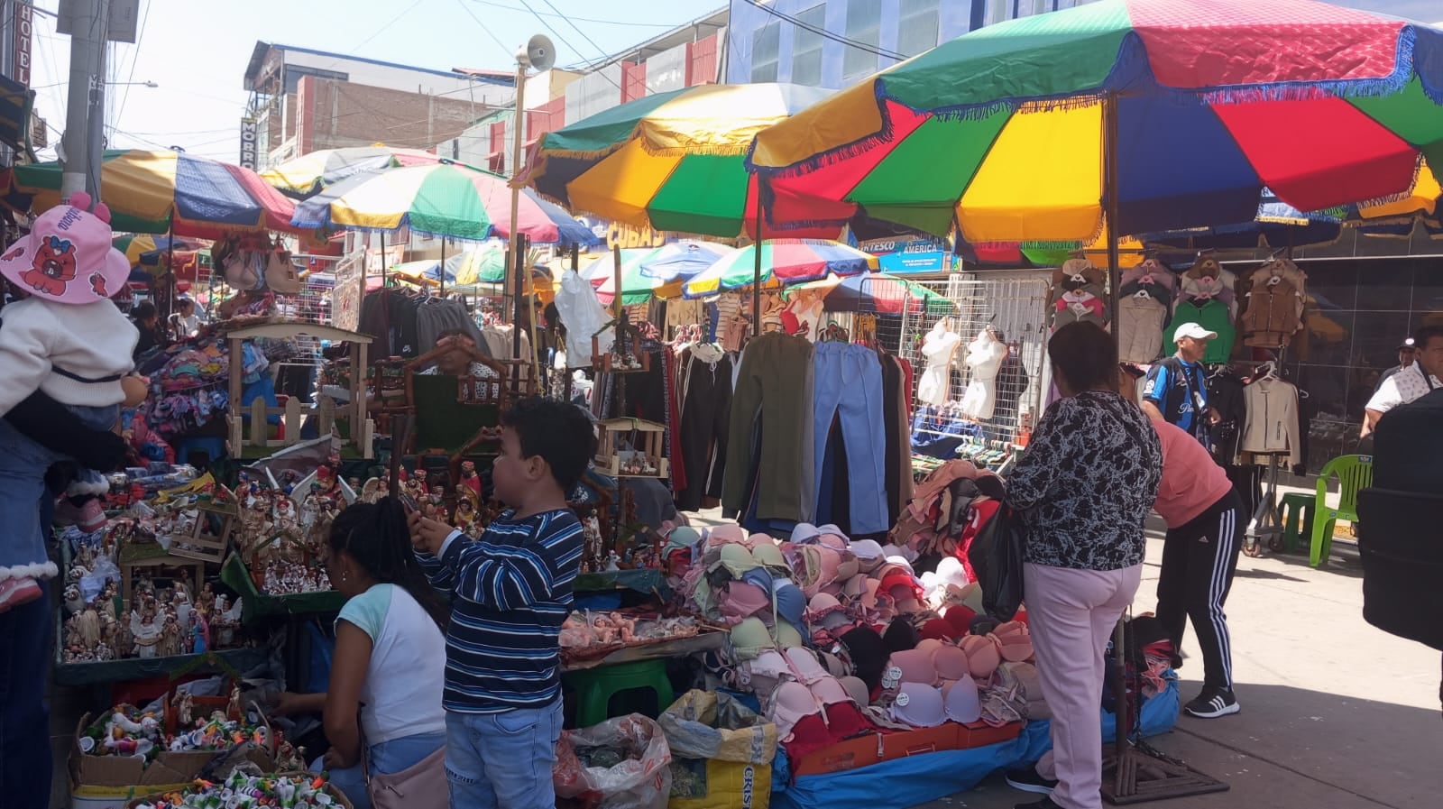 Ambulantes defienden su permanencia en calle Teniente Pinglo por necesidad de trabajo.
