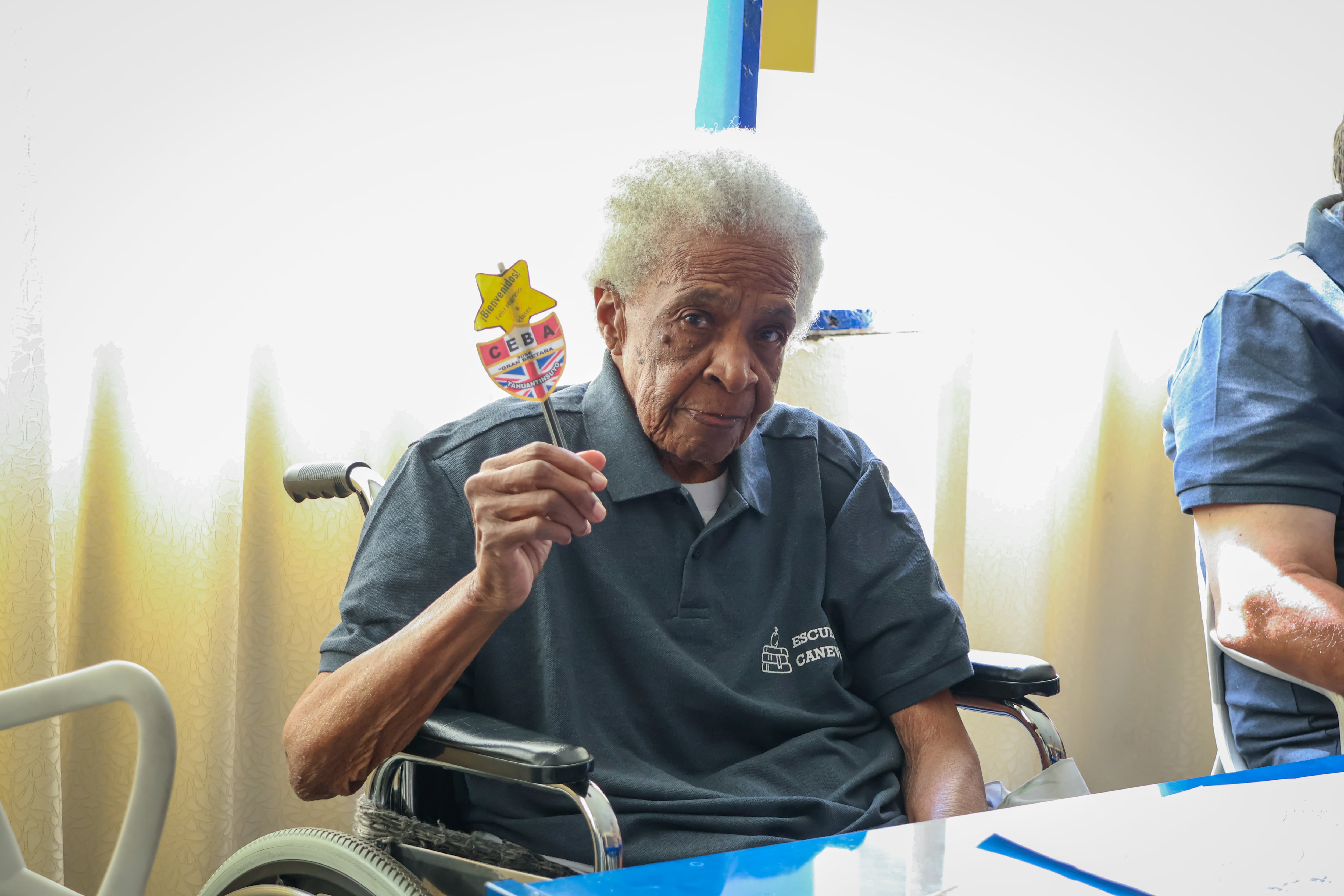 La iniciativa educativa busca que adultos mayores culminen su educación básica e incorporen conocimientos tecnológicos.