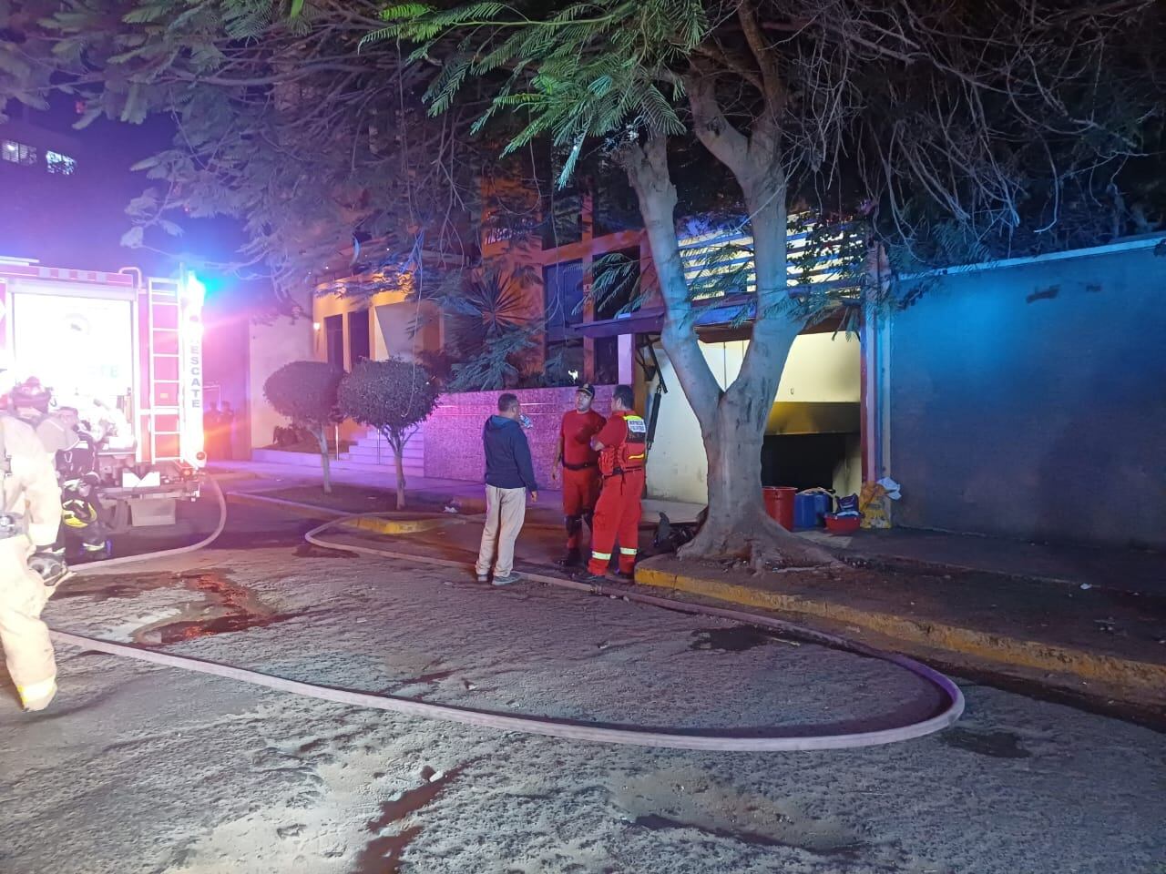 Los bomberos actuaron a tiempo y sofocaron el fuego que amenazaba con seguir avanzando a otros ambientes del predio.