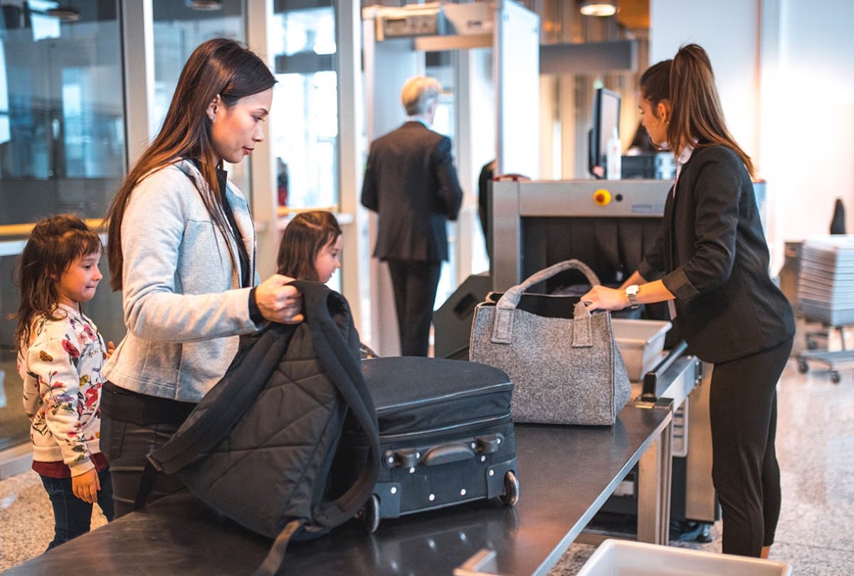 Ante el incremento de viajes durante el feriado largo, la aerolínea recuerda la importancia de revisar la documentación de los menores, las autorizaciones de viaje y planificar con anticipación la llegada al aeropuerto.