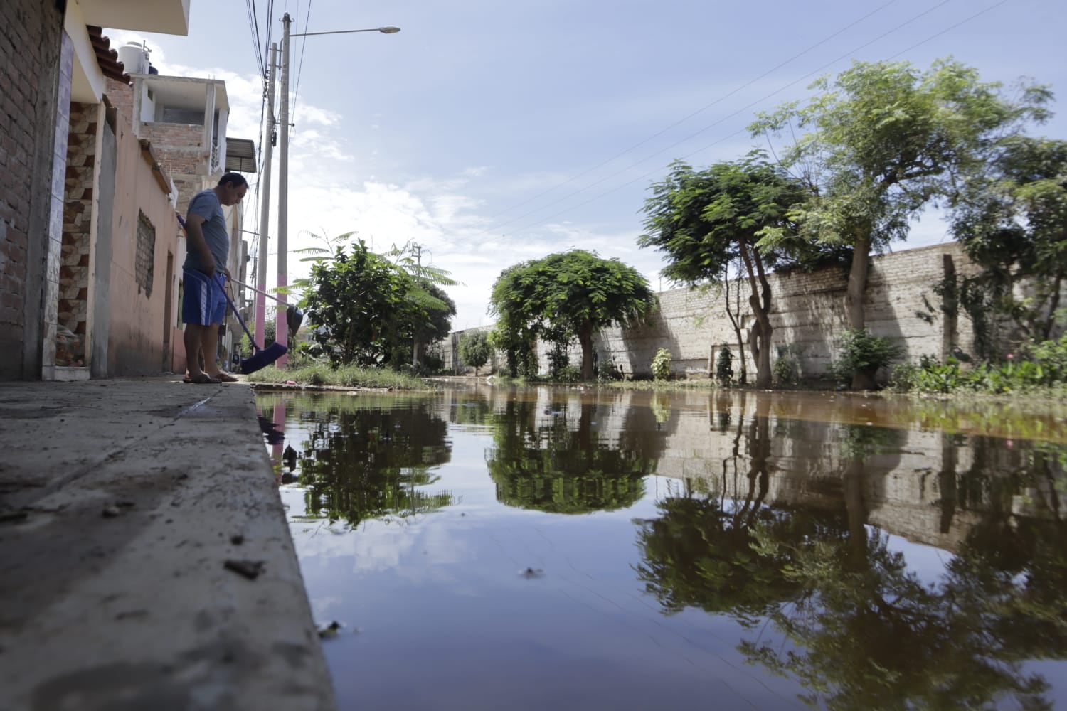 El aumento de la temperatura del mar, las lluvias intensas en el norte y señales ambientales como el varamiento de crustáceos evidencian un escenario de riesgo que, según especialista, Carlos Bocanegra, no ha sido enfrentado con la prevención ni la urgencia necesarias por parte de las autoridades.