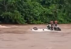 Oxapampa: Río arrastra combi y pasajeros salen nadando