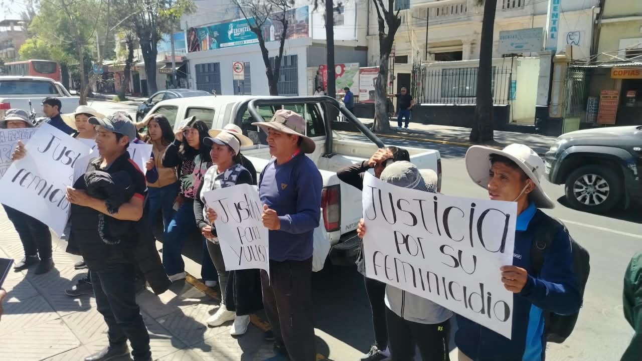 Familiares de joven asesinada a golpes en Yura piden que principal sospechoso quede encerrado. (Foto: Álvaro Figueroa/@photo.gec)