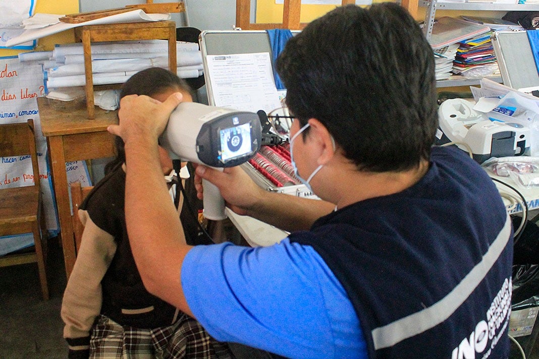 12 de cada 100 niños presentan algún problema de error refractivo o problema de visión.